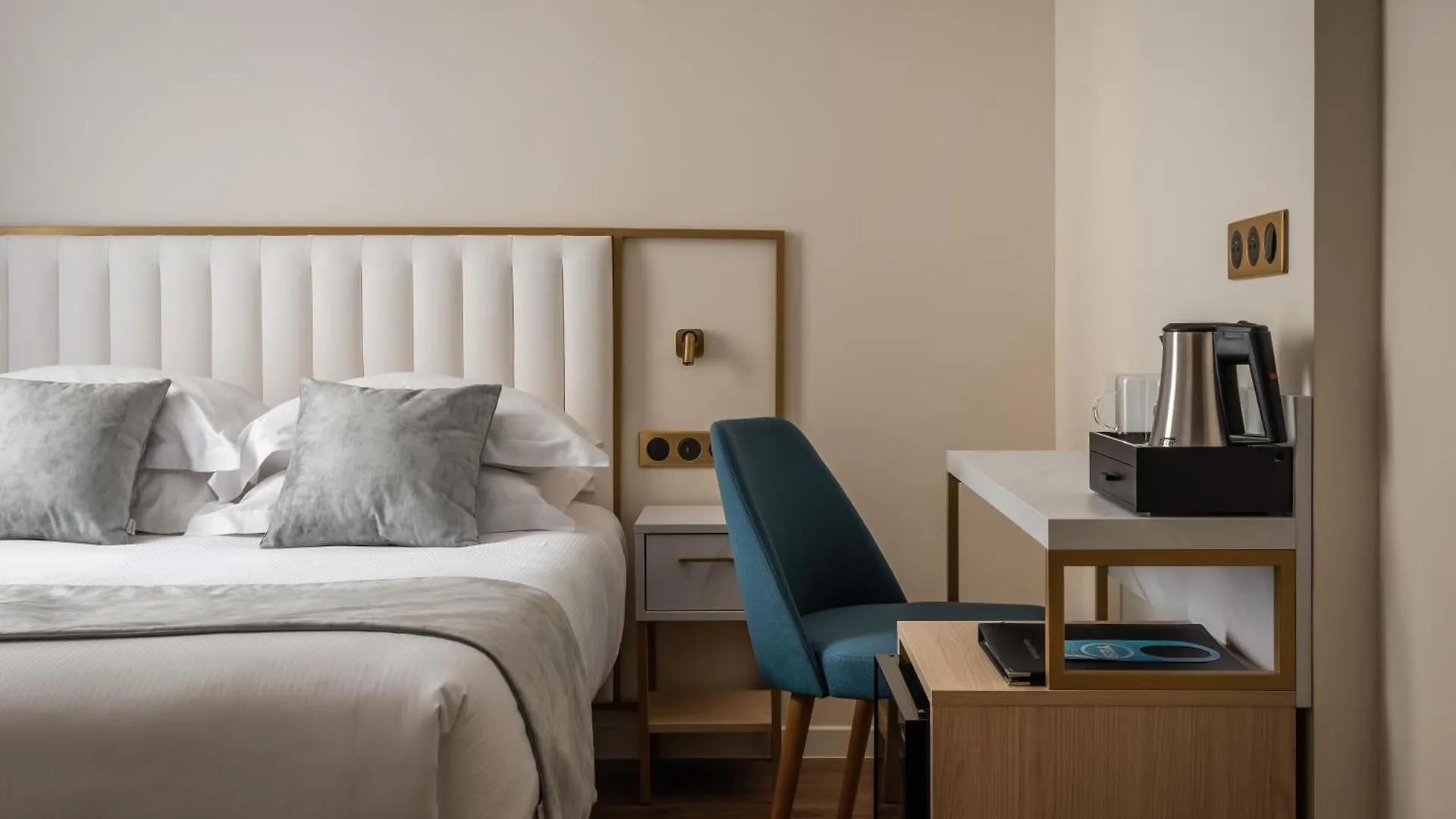 Hotel Des Deux Avenues Paris 3*,