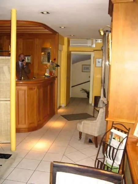 Hotel Des Deux Avenues Paris 3*,